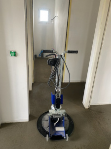 Machine pour talocher une chape ciment.