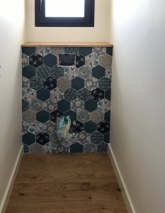 WC suspendus faïence hexagonale avec motif - Tablette en bois